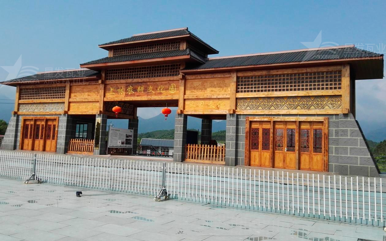 合成樹(shù)脂瓦為旅游景點(diǎn)增添了色彩與生機，集美觀(guān)與實(shí)用于一身！